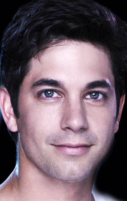 Актер Адам Гарсия сыгравший роль в сериале Лагерь (сериал).