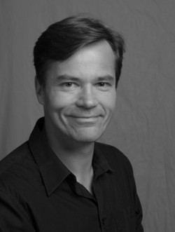 Актер Carl-Kristian Rundman сыгравший роль в сериале Taivas sinivalkoinen  (мини-сериал).
