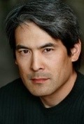 Актер Крис Ташима сыгравший роль в сериале Механическая вселенная (сериал 1985 - 1986).