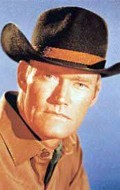 Актер Чак Коннорс сыгравший роль в сериале Cowboy in Africa  (сериал 1967-1968).