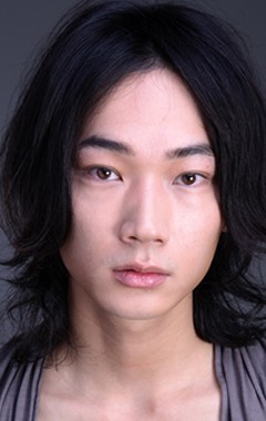 Актер Гоу Аяно сыгравший роль в сериале Мама (сериал).