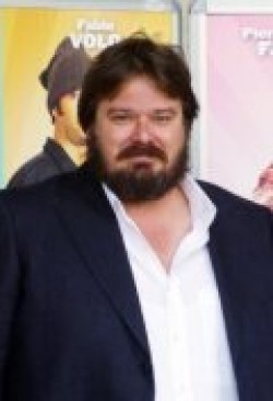 Актер Джузеппе Баттистон сыгравший роль в сериале Una famiglia in giallo  (мини-сериал).