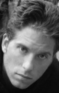Актер Goran Gillinger сыгравший роль в сериале En fyra for tre  (сериал 1996-1997).