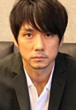 Актер Хидэтоси Нисидзима сыгравший роль в сериале Sutoroberi naito.