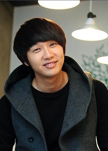 Актер Чи Хён У сыгравший роль в сериале Рождение богача (сериал).