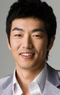 Актер Ли Чжон Хёк сыгравший роль в сериале Беглец: План Б (сериал).