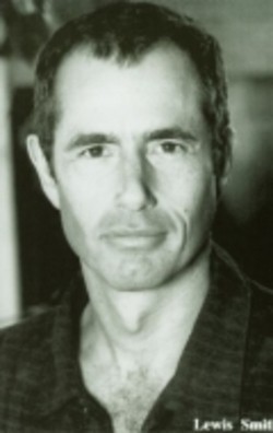 Актер Льюис Смит сыгравший роль в сериале Песня Карен.