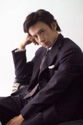 Актер Наоки Хосака сыгравший роль в сериале Псих-детектив с раздвоением личности (мини-сериал).