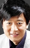 Актер Сон-мин Пак сыгравший роль в сериале Дьявольские деньги (сериал 2013 - ...).