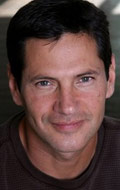 Актер Томас Калабро сыгравший роль в сериале Мелроуз Плэйс (сериал 1992 - 1999).