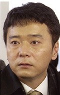 Актер Тосинори Оми сыгравший роль в сериале Бармен.