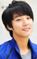 Актер Юн Ши Юн сыгравший роль в сериале Я тоже цветочек! (сериал).
