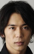 Актер Ёсинори Окада сыгравший роль в сериале Iguana no musume.